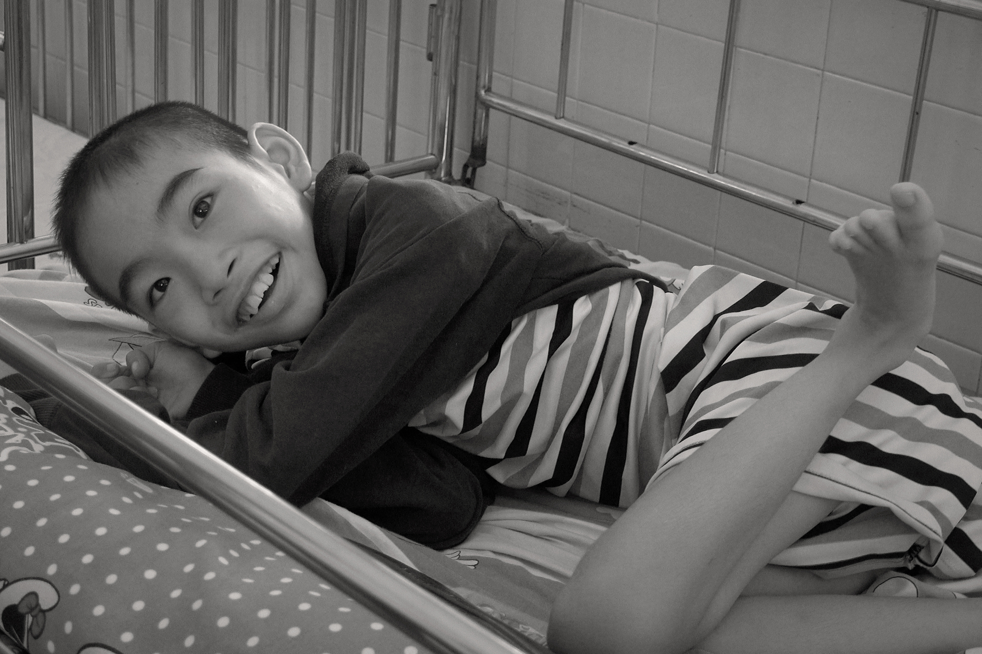 Christoph Radke, Vietnam, Saigon, behindertes Kind im Bett, 2017